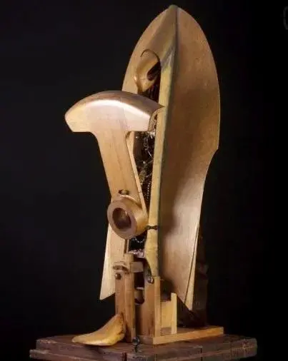 Curved wooden assemblage with mechanical elements